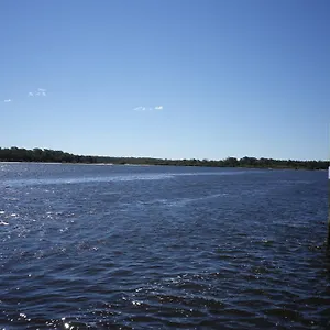 tin-can-bays-sleepy-lagoon-motel-tin-can-bay.queenslandhotels.net/
